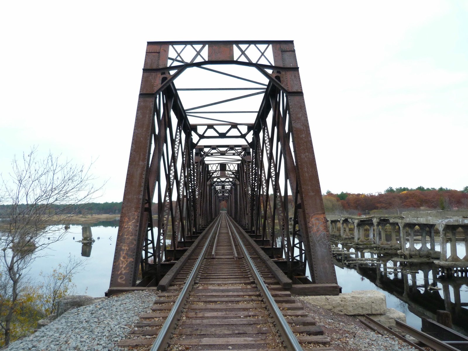 Looking north across bridge.  Photo credit: Nathan Holth (Historicbridges.org); used with permission.